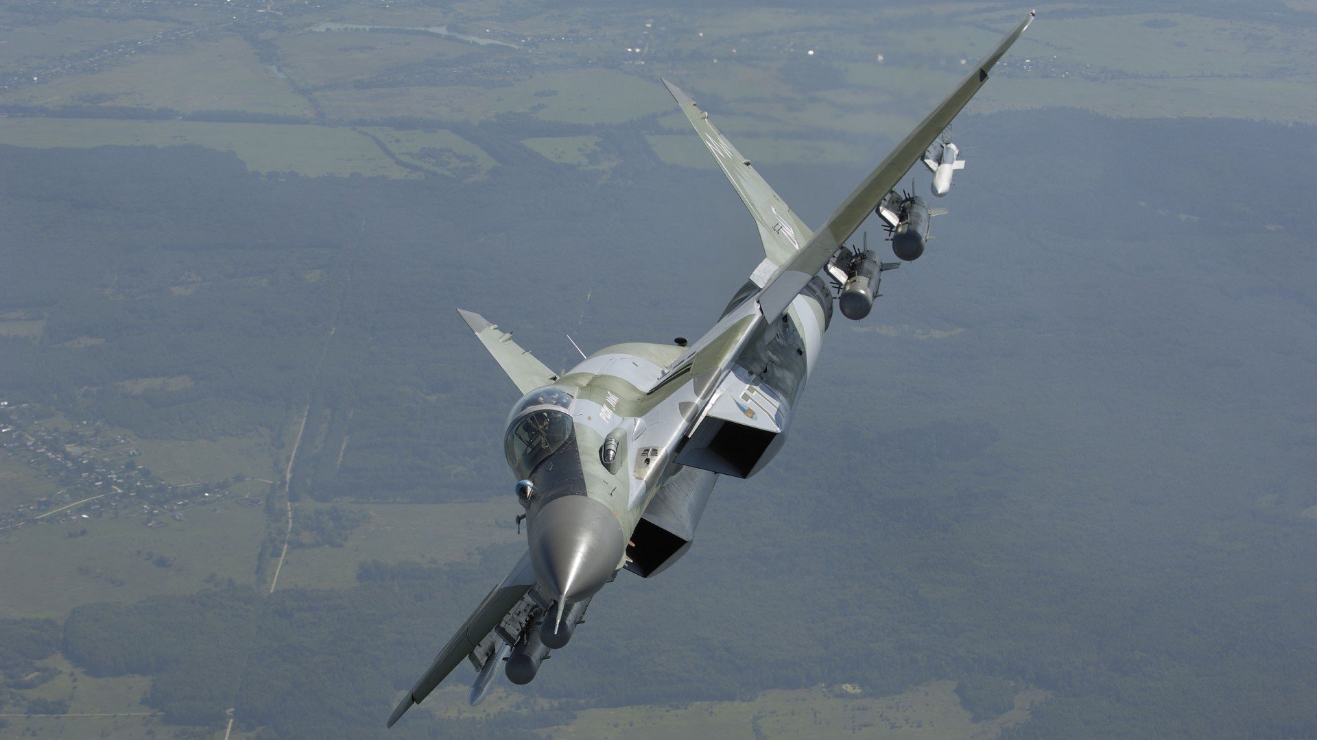 红牛的轰鸣，索伯的叹息，汉密尔顿的银色闪电如何刺破火星车的红色幕布